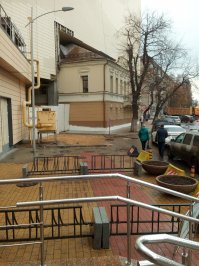 Воронеж. Большое здание пожирает маленький памятник архитектуры. И историческое здание сносить нельзя и бизнес-центр нужно строить (без него никак)...