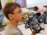 У пацана, судя по фото еще коренные прорезаются, а уже проектирует и собирает роботов)