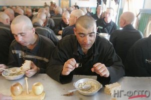 Оооо дааааа... У меня таких дурачков треть класса было - ауе, фартовые, крадуны и подобная блатная романтика. Вот только сейчас всем слегка за 30, а у них не образовпния, ни семьи, ни работы, из личных материальных ценностей только четки. За то по 2 - 3 срока за спиной, пропитые прокуренные и с тухлыми венами...
Вот их будущее - романтика...