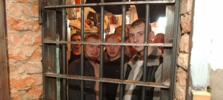 Оооо дааааа... У меня таких дурачков треть класса было - ауе, фартовые, крадуны и подобная блатная романтика. Вот только сейчас всем слегка за 30, а у них не образовпния, ни семьи, ни работы, из личных материальных ценностей только четки. За то по 2 - 3 срока за спиной, пропитые прокуренные и с тухлыми венами...
Вот их будущее - романтика...