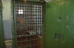 Оооо дааааа... У меня таких дурачков треть класса было - ауе, фартовые, крадуны и подобная блатная романтика. Вот только сейчас всем слегка за 30, а у них не образовпния, ни семьи, ни работы, из личных материальных ценностей только четки. За то по 2 - 3 срока за спиной, пропитые прокуренные и с тухлыми венами...
Вот их будущее - романтика...