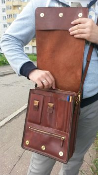Сумку делал мастер по моему проекту 1 неделю, дольше думал как и что в ней организовать. В итоге  прошита двойной ниткой, толщина кожи основная 4 мм клапан и внутренние перегородки коже 3-4 мм. Обошлась в 8 тыс рублей, люблю Хендмейд, за то такая только у меня и никаких М.Джексонов)))