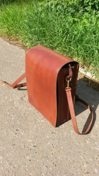 Сумку делал мастер по моему проекту 1 неделю, дольше думал как и что в ней организовать. В итоге  прошита двойной ниткой, толщина кожи основная 4 мм клапан и внутренние перегородки коже 3-4 мм. Обошлась в 8 тыс рублей, люблю Хендмейд, за то такая только у меня и никаких М.Джексонов)))