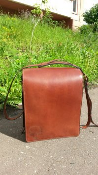 Сумку делал мастер по моему проекту 1 неделю, дольше думал как и что в ней организовать. В итоге  прошита двойной ниткой, толщина кожи основная 4 мм клапан и внутренние перегородки коже 3-4 мм. Обошлась в 8 тыс рублей, люблю Хендмейд, за то такая только у меня и никаких М.Джексонов)))