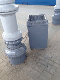 Воруют потому, что в России до сих пор действует такой принцип оплаты труда: А зачем им платить нормальную зарплату, все равно украдут?