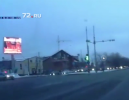 Во-первых, советую изучить ПДД, прежде чем писать про люстру, которая не дает им никакого преимущества, пока они не включат ЗВУКОВОЙ спецсигнал вместе с проблесковыми маячками.

Во-вторых, советую открыть глаза при просмотре видео, потому что для автора горит не красный и не желтый, а непосредственно зеленый к тому моменту, когда "сотрудники" начинают проезжать перекресток, какой вывод из этого можно сделать? Скриншот прилагаю.