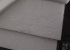 "Опознавательных знаков у фигуры белого мрамора пока никаких, ни имени, ни фамилии. Зато есть стол и лавочка - можно сесть поговорить за жизнь."
 " Афтар " - идиот (((