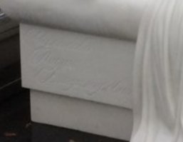 "Опознавательных знаков у фигуры белого мрамора пока никаких, ни имени, ни фамилии. Зато есть стол и лавочка - можно сесть поговорить за жизнь."
 " Афтар " - идиот (((