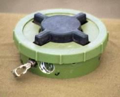 Да какие "секретки-сигналки" !? Вот что нужно. Под  сиденье  и ... привет небеса