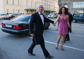 2 июня 2017 года состоялось последнее выступление Дмитрия Хворостовского в Красноярске. В 2015 году оперному певцу диагностировали опухоль мозга, с тех пор он не приезжал в родной город с выступлением, а 8 декабря 2016 года певец объявил, что отменяет все выступления.
два года тянул и пел - МОЛОДЕЦ!