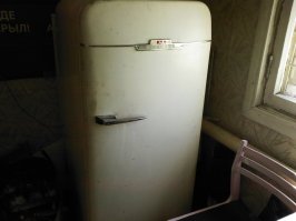В 2009 ездил в Крым, сняли там домик. Во дворе стоял вот такой холодильник. Работал как часы.