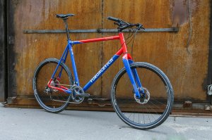 Triton Bikes
Что делать, когда ты игрок баскетбольной команды ЦСКА и в тебе 207 сантиметров роста, а ты все равно хочешь кататься на легком велосипеде?
На фото видно, что делать.

На самом деле при кажущейся простоте, этот байк непросто было скомпоновать. Нельзя было просто удлинить подседельную трубу, стакан, верхнюю трубу.
Пришлось специально заказать нижнюю трубу огромной длины и диаметром 51мм (в основном у нас 44мм для больших парней).
Подседельная и верхняя труба 38.1мм.
Нижние перья из трубы 25.4мм
Вилка ENVE MTB Carbon была выбрана как самая высокая с самым длинным доступным штоком. Ничего не пришлось урезать.
Там стоит длиннющий подседел Thomson 410mm.
Колеса - мтбшные, Industry Nine Enduro S 29"
Трансмиссия при этом шоссейная - Shimano Ultegra.
Вынос 130мм

В идеале такому человеку нужен байк на колесах 36". Но он никогда бы не уложился в 10кг, как этот