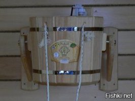 В мойке и парилке нет никакой химии - ни тонировок, ни пропиток. Полок собран из липы. Вставки темного цвета - это липа, обработанная высокой температурой (термо липа)! В следующем году будет установлено обливное устройство... Место для крепежа подготовлено загодя.