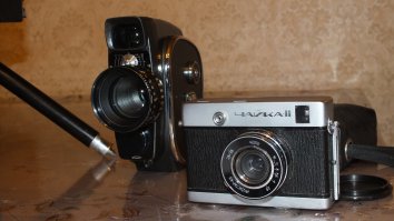 разбирал закрома и нашел такую вот коллекцию. Все работает! И экспонометр с дальномером нашлись. Тоже все рабочее. В планах все это отреставрировать и опробовать фотоаппарат под пленку 120-го типа, т.е. с кадром 6х9 см. Пленка дорогущая, но продается.