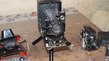 разбирал закрома и нашел такую вот коллекцию. Все работает! И экспонометр с дальномером нашлись. Тоже все рабочее. В планах все это отреставрировать и опробовать фотоаппарат под пленку 120-го типа, т.е. с кадром 6х9 см. Пленка дорогущая, но продается.