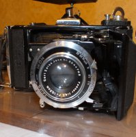 разбирал закрома и нашел такую вот коллекцию. Все работает! И экспонометр с дальномером нашлись. Тоже все рабочее. В планах все это отреставрировать и опробовать фотоаппарат под пленку 120-го типа, т.е. с кадром 6х9 см. Пленка дорогущая, но продается.