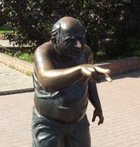 И еще не упомянут памятник Леоновскому зеку у МосФильма
(украден будущимим зеками и распилен не так давно) :