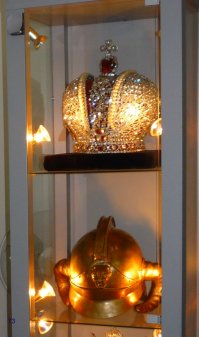 Шлем был на Мосфильме и в 2012г - 5кг чистаго золота :)
и рядом Корона Российской Империи с брюликами: