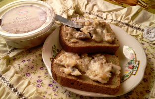 Если кто за весом не следит, тому понравиться - шмалец/смалец. Думаю украинцы с таким блюдом должны быть знакомы. Блюдо явно не диетическое, но вкусная штука. Поляки знакомые делали. Под водочку идет божественно.