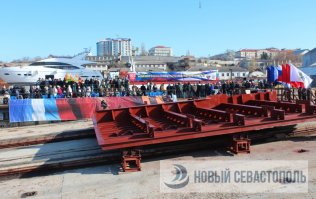 23 ноября 2017 На Севморзаводе заложили первый за 12 лет плавкран. Об этом сообщает "Севастопольская газета".
 
Кран получил заводской номер 0001 и название "ПК-400 "Севастополь". Его грузоподъемность составит 400 т. Разработчиком проекта выступил ЦКБ "Коралл". 
 
На предприятии рассчитывают, что новый плавкран, резка металла для которого началась 31 октября, станет головным в серии.