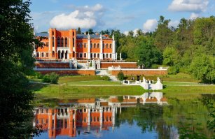 На моём фото усадьба в Марфино. 21год назад она выглядела точно так же, как и здания из поста. Мы с братом 3 часа лазили практически по руинам. У меня осталось много фотографий. (к сожалению нет скана). На мосту около этой усадьбы снимался фрагмент фильма "Крестоносец" с Александром Иншаковым. Отдых кончился и забылся. Но пару лет назад, просматривая фотографии, решила узнать в интернете судьбу этой прекраснейшей усадьбы. И была очень поражена, увидев её отреставрированной. Так, что благодаря Вашим фотографиям и информации в интернете, возможно найдутся учредители, которые захотят восстановить нечто подобное. Это было бы просто замечательно. Меня очень притягивают такие места!