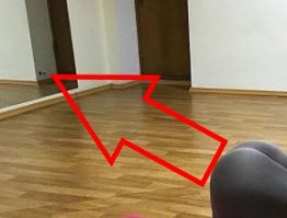 Это не точки, а дверной упор.