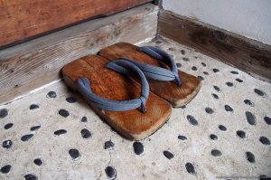 ОООО!!! Обувь моих соседей сверху!!! На японцев они что-то совсем не похожи...