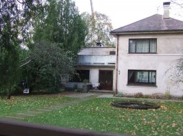 Можно подумать, ты там был.
Тогда ты бы знал, что между моим домом и радиомастерской от Дарза отходит улица Киршу. Вот я и преходил через Киршу, чтобы пройти к соседнему дому.

Справа радиомастерская, прямо улица Киршу, слева дом, где я жил на первом этаже. Почитай таблички с названиями улиц. Переместись по Дарза левее. Увидишь перед собой дом с задней стороны. Там должен быть виден сломанный фонтан на правой части двора. С левой части двора яблоневый сад. Насколько я сейчас вижу, осталась единственная яблоня. А в детстве их было очень много. На террасе любил сидеть, читать книжки.
Вот моё фото, сделанное 10 лет назад.