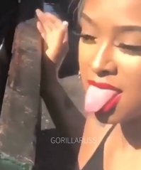 ее утро начинается с чая, заваренного из эболы, вместо молока змеиный яд, думаю только так можно объяснить ее уверенность в своем иммунитете ))