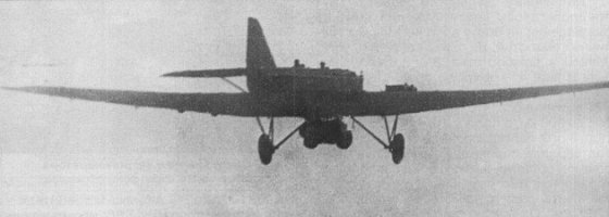 танкетка карден-ллойд. Она была слишком тяжелой для эксперимента, её облегчили на 344 кг, даже воду из системы охлаждения слили, а на ТБ демонтировали турель и все пулемёты.
но взлетел)