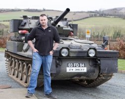 Понты дешовые! Житель поселка Рафо (графство Донегол) каждую пятницу ездит в местный паб на списанном британском танке  Скорпион , который купил на распродаже армейского имущества в Северной Ирландии.
