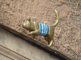 Кошка "Тишина Матроскина" в СПб, ул. Марата, д. 34. Находится на карнизе дома, где размещается студия художников "митьков".