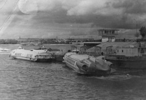 «Комета 120М» прошла под Октябрьским мостом: фоторепортаж