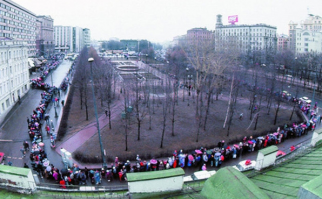 Мало фотографий. Амеры тогда нащёлкали много фоток этого позорища. Новое поколение должно представлять до какой степени деградации довели страну эти два дегенерата...