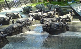 Ну так-то если снежком припорошит, то тоже не очень весело становится. Да оно и вообще как-то, воля ваша, памятник так себе. В остальном как-то что-то совсем не страшно. Мы на анатомии и похлеще со скелетами отжигали ))