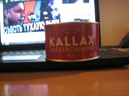 Аторы видео дебилы.
Зачем издеваться над собой и рыбой.
Селедка не гнилая, а квашеная. Открывать надо в воде, и рыбки, споласкивая отложить на тарелку отдохнуть. Делаем бутеры > лаваш, масло, лук, картошка. Добавляем рыбок и вуаля. Воняет только первый выхлоп газа и бульена. Но это надо выкинуть, лучше на другую планету. Иногда собираемся и под водочку пару бутиков самый раз. Рыба НЕ воняет, очень нежная и очень соленая.