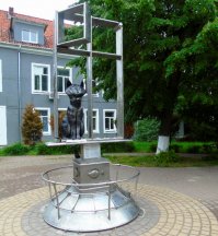 Я живу в городе Зеленоградске Калининградской области. Символом нашего города-курорта является кот. Есть множество скульптур с этим нашим символом. И даже музей "Мурариум" в бывшей водонапорной башне. Но главный скульптурный символ не просто скульптура, а ещё и карусель. "Зеленоградский кот в окне" вращается и детки с огромным удовольствием катаются вместе с котом. Совсем недавно установили кота на набержной, а чуть ранее около пожарки (к сожалению нет фото, но приезжайте в гости и смотрите). Вот фото музея, кота в окне и деревянной группы возле кафе.