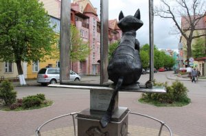 Я живу в городе Зеленоградске Калининградской области. Символом нашего города-курорта является кот. Есть множество скульптур с этим нашим символом. И даже музей "Мурариум" в бывшей водонапорной башне. Но главный скульптурный символ не просто скульптура, а ещё и карусель. "Зеленоградский кот в окне" вращается и детки с огромным удовольствием катаются вместе с котом. Совсем недавно установили кота на набержной, а чуть ранее около пожарки (к сожалению нет фото, но приезжайте в гости и смотрите). Вот фото музея, кота в окне и деревянной группы возле кафе.