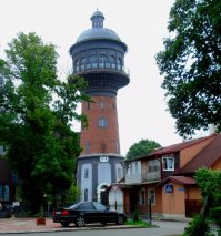 Я живу в городе Зеленоградске Калининградской области. Символом нашего города-курорта является кот. Есть множество скульптур с этим нашим символом. И даже музей "Мурариум" в бывшей водонапорной башне. Но главный скульптурный символ не просто скульптура, а ещё и карусель. "Зеленоградский кот в окне" вращается и детки с огромным удовольствием катаются вместе с котом. Совсем недавно установили кота на набержной, а чуть ранее около пожарки (к сожалению нет фото, но приезжайте в гости и смотрите). Вот фото музея, кота в окне и деревянной группы возле кафе.