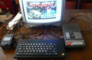 ZX Spectrum был намного раньше стиплеровского Денди. Была еще такая вещь как Enterprise 128k этот комп мог превращаться в ZX spectrum если в нем заменить катридж сменного ПЗУ с эмулятором синклера.