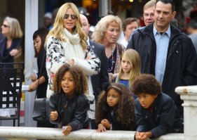 Просто оставлю тут.
Хайди Клум с её четырмя детьми: