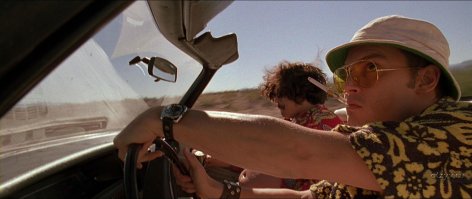 Спасенный на дороге детеныш летучей мыши обожает бананы!