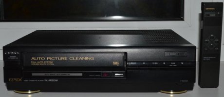 А вот наш телевизор Рубин Ц-208
Всего 6 каналов, хотя их было за глаза, ровно до середины 90х, когда начали появляться "лишние" каналы, а поначалу были "Первый", "Второй" (читай Россия), "Третий" был для меня 2x2, затем четвёртый, не помню как назывался, начинал вещание в 14 или в 16, не помню, но был скучный, он типа Образовательный был. Что нравилось - там про Маззи мультик на английском показывали "This is a clock, Muzzy like a clock" )))
Затем шёл "пятый" или "Ленинградский", но он у нас ловил ужасно, чтобы посмотреть что-то интересное по нему, а для меня это были или "Дартаньян и три мушкетёра" или "600 секунд", но на этот трешак Невзорова меня не подпускали, хотя там можно было и сиськи увидеть)))
Ну и шестой канал или ТВ6. Вот, собственно и всё, больше и не было.
Чтобы подключить видеомагнитофон к этому ТВ, а точнее видеоплеер, отцу пришлось попотеть, ведь поначалу смотреть было невозможно - картинка была почти никакая, такого буро-белого цвета, причём почти без звука. Отец где-то достал сначала декодер и по мануалу его припаял к телеку, таким образом появилась цветная картинка, это было загляденье и чудо, ну а затем нч-вход был припаян и появился звук)) И вот теперь уже все каналы на телеке перестали помещаться))