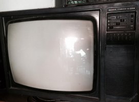 А вот наш телевизор Рубин Ц-208
Всего 6 каналов, хотя их было за глаза, ровно до середины 90х, когда начали появляться "лишние" каналы, а поначалу были "Первый", "Второй" (читай Россия), "Третий" был для меня 2x2, затем четвёртый, не помню как назывался, начинал вещание в 14 или в 16, не помню, но был скучный, он типа Образовательный был. Что нравилось - там про Маззи мультик на английском показывали "This is a clock, Muzzy like a clock" )))
Затем шёл "пятый" или "Ленинградский", но он у нас ловил ужасно, чтобы посмотреть что-то интересное по нему, а для меня это были или "Дартаньян и три мушкетёра" или "600 секунд", но на этот трешак Невзорова меня не подпускали, хотя там можно было и сиськи увидеть)))
Ну и шестой канал или ТВ6. Вот, собственно и всё, больше и не было.
Чтобы подключить видеомагнитофон к этому ТВ, а точнее видеоплеер, отцу пришлось попотеть, ведь поначалу смотреть было невозможно - картинка была почти никакая, такого буро-белого цвета, причём почти без звука. Отец где-то достал сначала декодер и по мануалу его припаял к телеку, таким образом появилась цветная картинка, это было загляденье и чудо, ну а затем нч-вход был припаян и появился звук)) И вот теперь уже все каналы на телеке перестали помещаться))