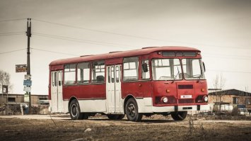 В своё время на Кубу поставляли ЛиАзы.
Кубинцы срезАли крышу, демонтировали сиденья и использовали их для перевозки сахарного тростника!