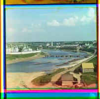 Некий человек по фамилии Прокудин-Горский в 1909-10 придумал такую вещь: фотографировать объекты 3 раза через 3 фильтра - красный, зеленый и синий. Получалось 3 черно-белых фотографии. Проекция трех пластинок должна была быть одновременной. Он использовал небольшую складную камеру типа той, что была разработана Адольфом Митом. Требовались три экспозиции одного и того же предмета, сделанные с интервалом приблизительно в одну секунду, на одну и ту же стеклянную пластинку шириной 84 88 мм и длиной 232 мм. Пластинка всякий раз меняла положение, и изображение схватывалось через три различных цветофильтра. Снимаемые объекты должны были быть неподвижными, что было большим ограничением
Источник: