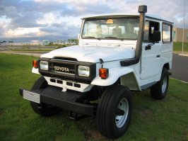 Десять лет назад был в Анголе, там до сих пор бегают такие НОВЫЕ транспортеры. Бразильского производства. Впрысковый, воздушного охлаждения, звук запорожевский, даже нейстрализатор паров бензина. По сельским дорогам, с полной нагрузкой всего 13 литров 92го ел. Простой, как грабли, надёжный - как штыковая лопата. И ещё там Тойоты бегали древнейшие, как американские джипики. Toyota Bandeirante, угарные ! 

P.S. Фото с сети, свои не привёз, мне больше люди там интересны были местные.