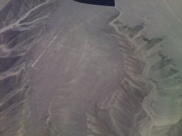 Сложность в следующем: прилетели в  город Куско, он на высоте 3,5 км над уровнем моря, кислорода мало, через минуту становится хреново, все движения надо выполнять по-эстонски, медленно. Везде чай из коки, леденцы или просто тарелка с сухими листьями коки - берешь 3-4 штуки и жуешь, немного помогает, денег за это не просят. Чтобы добраться до Мачу Пикчу надо встать в 4 утра, пройти перевал выше 4-х км, на автобусе 3-4 часа, потом на старинном поезде 2,5 часа, потом еще в гору на автобусе 30 мин. Обратно в Куско приехали часов в 11 вечера. По деньгам на 10 дней можно уложиться в 5-6 тыс.долл. Мы тогда летали в центральную америку, а оттуда уже в Перу, так что точно не скажу, но это ценник с учетом отелей 4 или 4+, питание и алкашка в хороших ресторанах, множество экскурсий, в том числе полет на частном самолете над пустыней Наска. Если сделать поездку поскромнее, то гораздо дешевле будет.