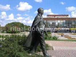 А не хотел бы Й.Д.Кобзон помочь реконструкции Дворца Молодёжи "Юность" в Донецке, находящемуся в УЖАСНОМ состоянии? Возле дворца стоит памятник Кобзону...