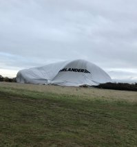 18.11.2017. Крупнейший в мире дирижабль Airlander 10 потерпел крушение в Великобритании. Об этом в субботу сообщило агентство Press Association.
Летательный аппарат стоимостью 25 миллионов фунтов стерлингов - комбинация самолета и дирижабля - упал на поле в графстве Бедфордшир, сдулся и "разбился на две части".